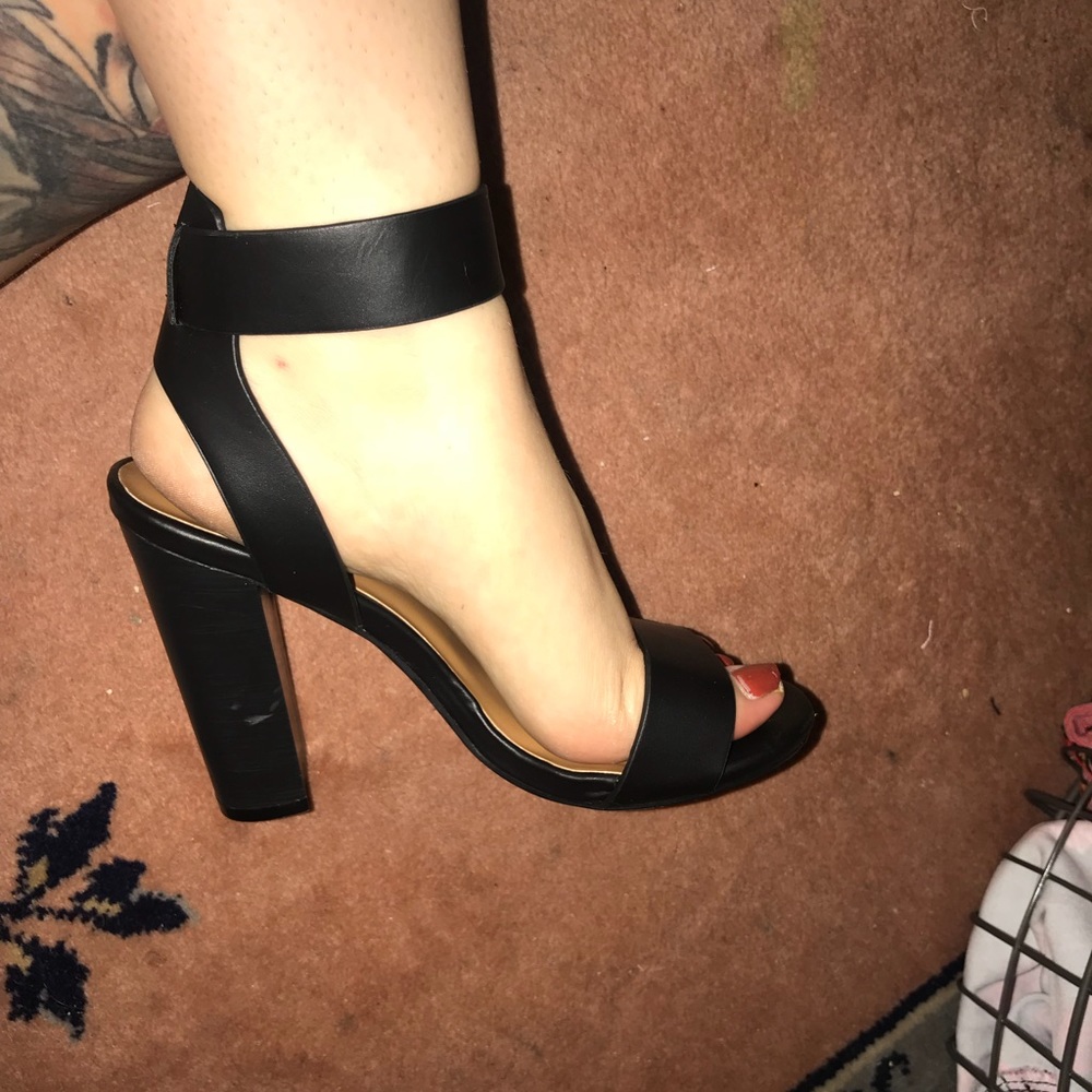 size 5 chunky strap sandal heels